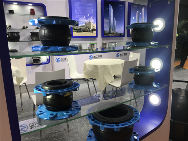 洛陽的老用戶采購不銹鋼316L橡膠接頭,脫硫管道